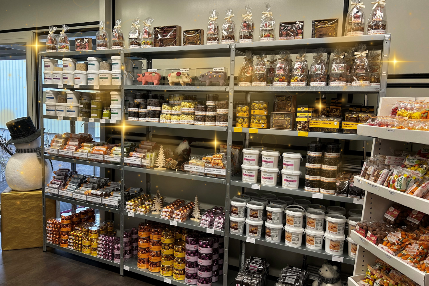 Fabrikladen Weihnachten Regale Marzipanfiguren, Nüsse, Lebkuchen