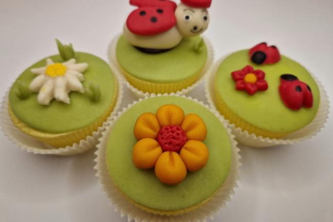 Muffins dekoriert mit Marzipan, Blume modelliert