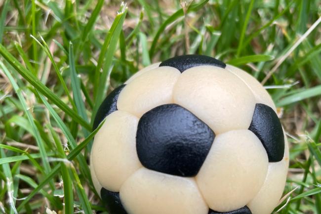 Fussball aus Marzipan modelliert